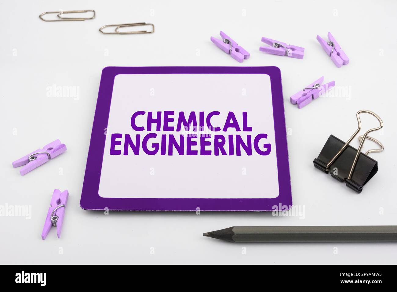 Écriture manuscrite génie chimique. Mot écrit sur le développement de choses traitant de l'application industrielle de la chimie Banque D'Images