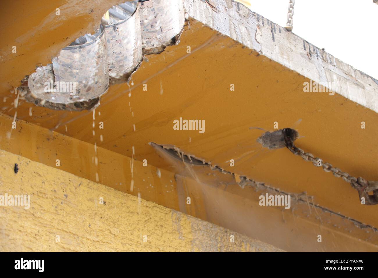 Scie à béton coupe un plafond en béton Banque D'Images