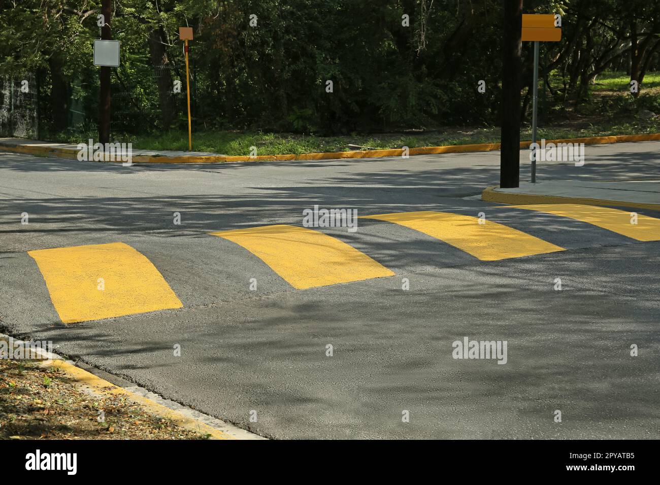Bosse de vitesse sur une rue vide. Règles de la route Banque D'Images