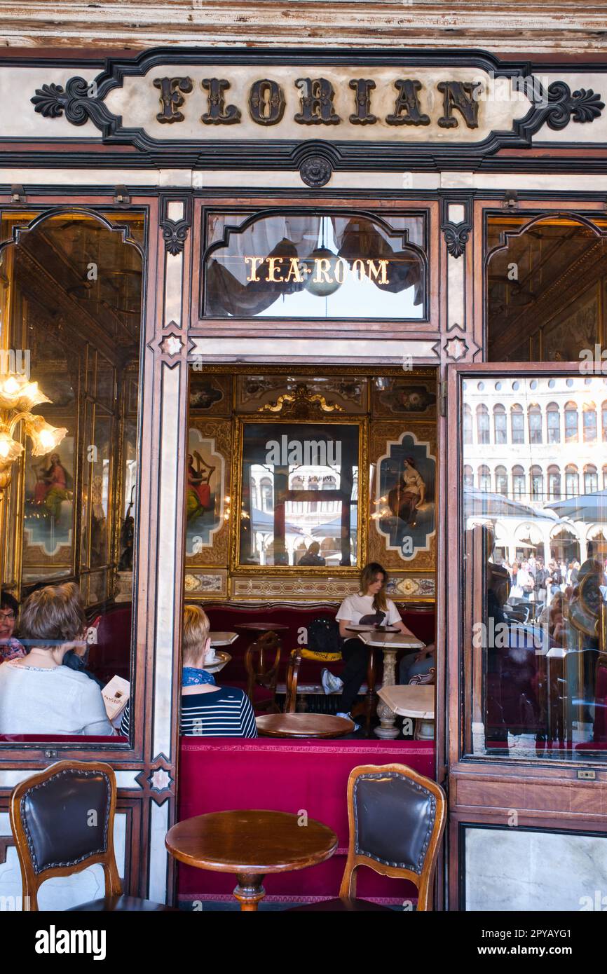 Vue sur une salle du célèbre élégant café Florian de Venise, le plus ancien café en activité continue en Italie Banque D'Images