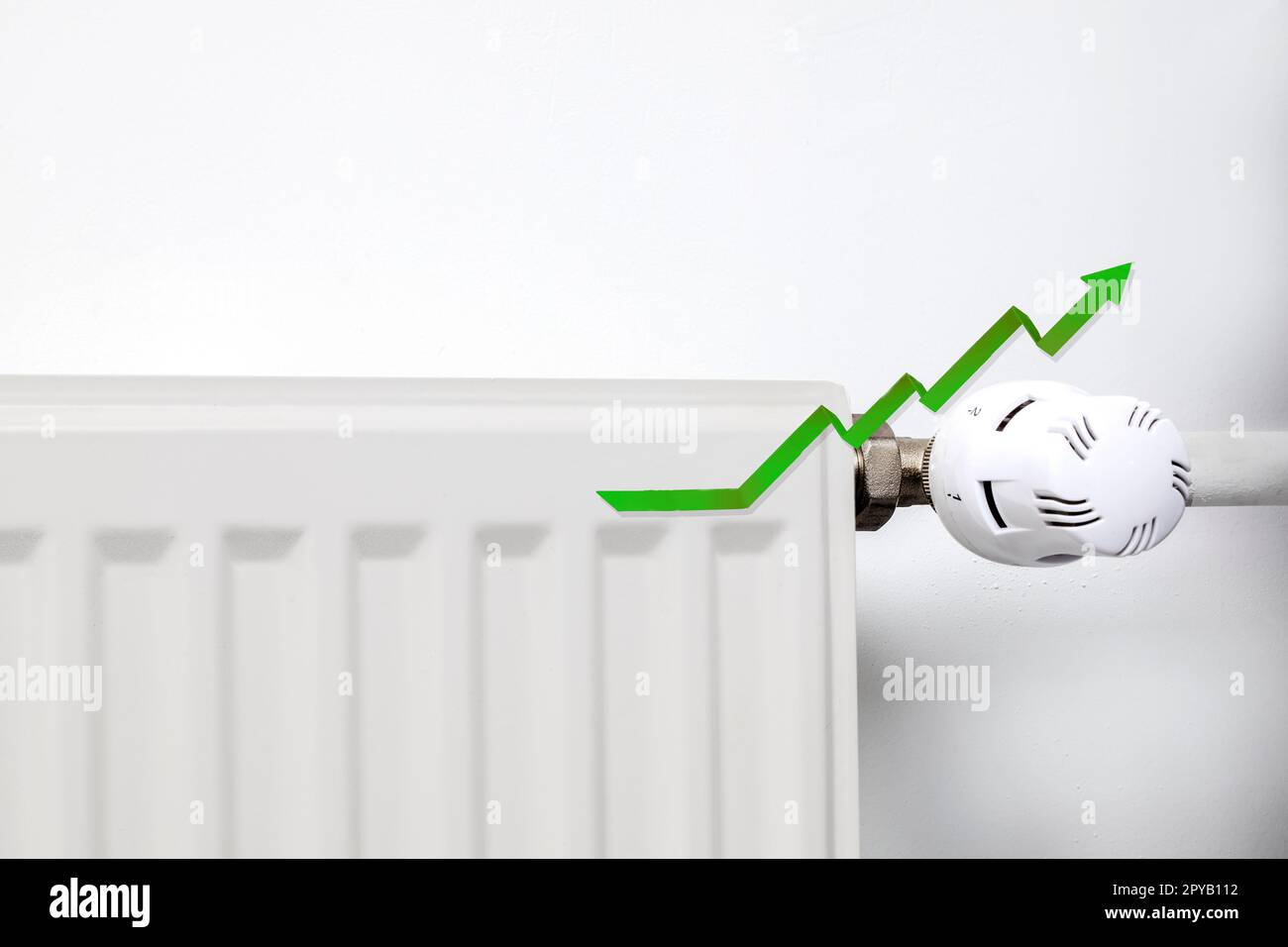 Économiser de l'argent, flèche verte qui monte, copier la facture de chauffage de l'espace. Augmentation du coût de la facture de gaz. Flambée des prix de l'énergie. Augmentation du prix du gaz naturel. Crise énergétique en Europe. Les mains tiennent le portefeuille avec de l'argent près du radiateur. Payez les factures. Banque D'Images