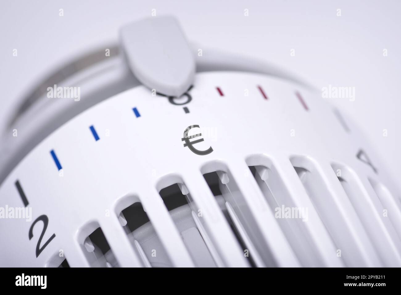Thermostat d'un radiateur de chauffage avec symbole Euro, coûts croissants pour le concept de chaleur et d'énergie. Banque D'Images