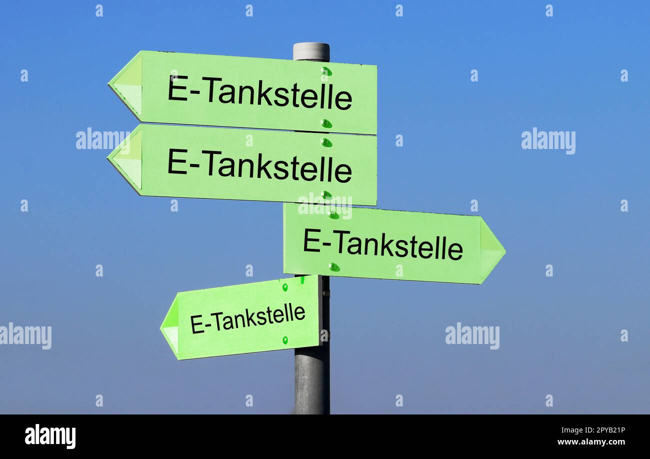 Panneaux de signalisation des stations-service électroniques. Les panneaux avec ici vont aux stations de remplissage électronique Banque D'Images