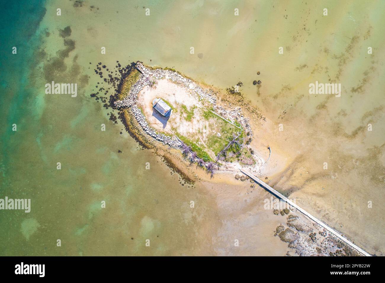 Petite église insulaire dans le lagon près de Posedarje vue aérienne Banque D'Images