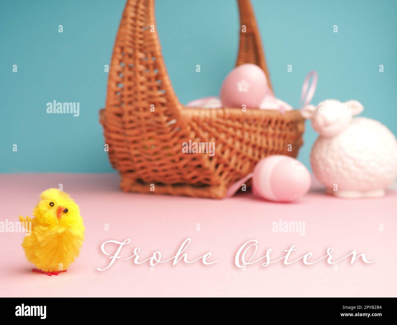 Mignon poussin avec les mots allemands Joyeuses Pâques et oeufs de Pâques arrière-plan Banque D'Images
