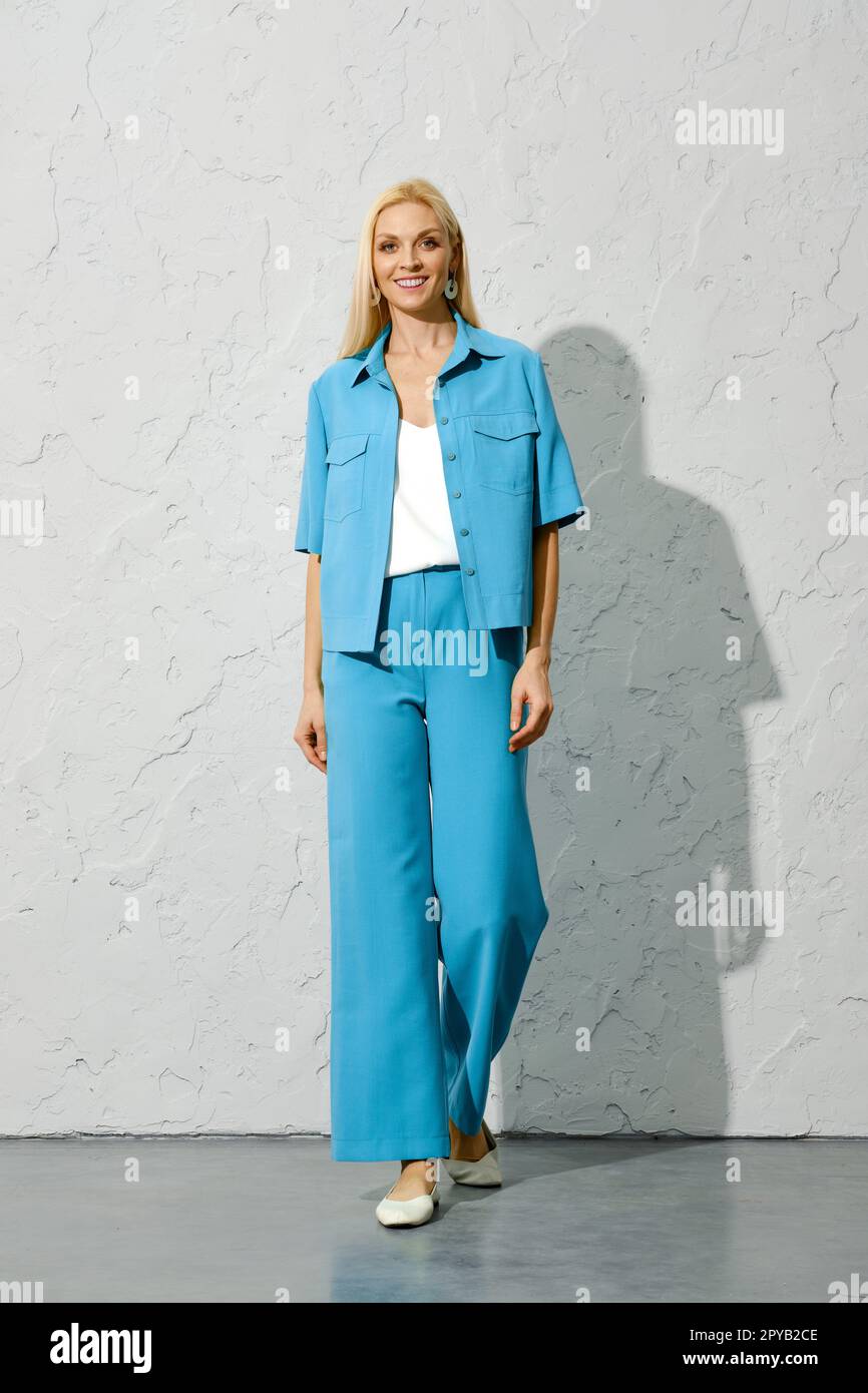 Fashionista blonde joyeuse en tenue de printemps Banque D'Images