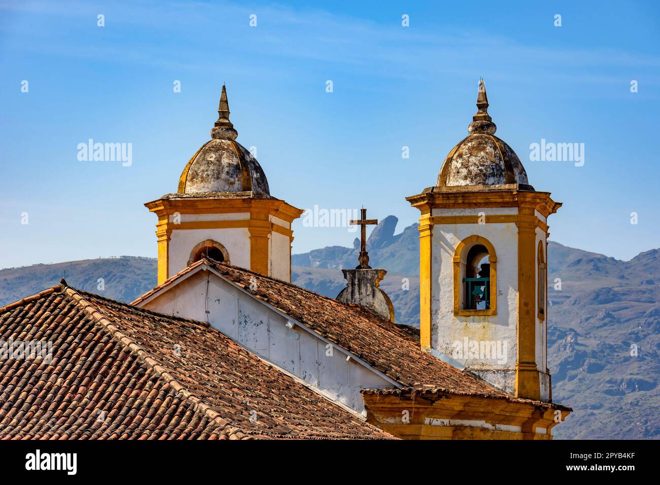 Clochers d'une ancienne église baroque dans la ville d'Ouro Preto Banque D'Images