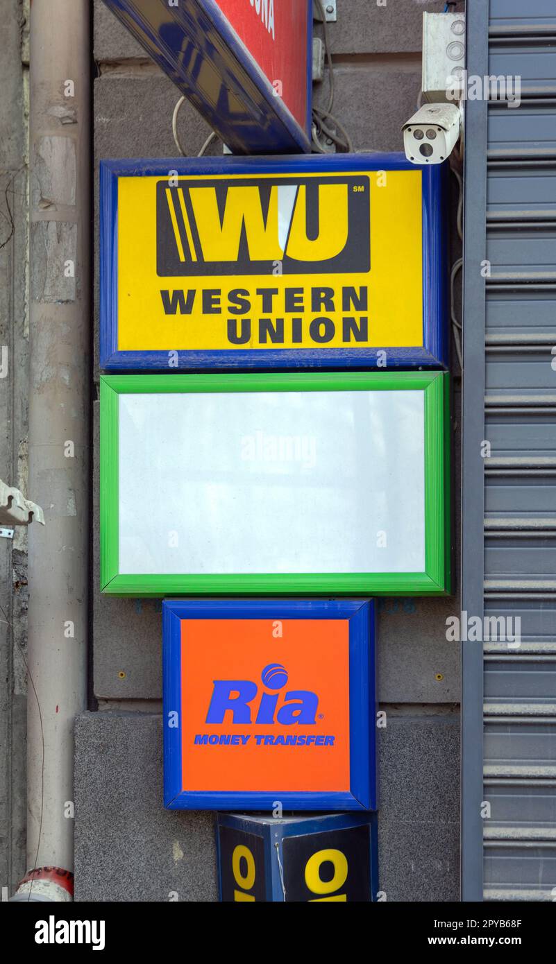 Belgrade, Serbie - 15 avril 2023: WESTERN Union et Ria sociétés de services financiers signe le Bureau international de transfert d'argent. Banque D'Images