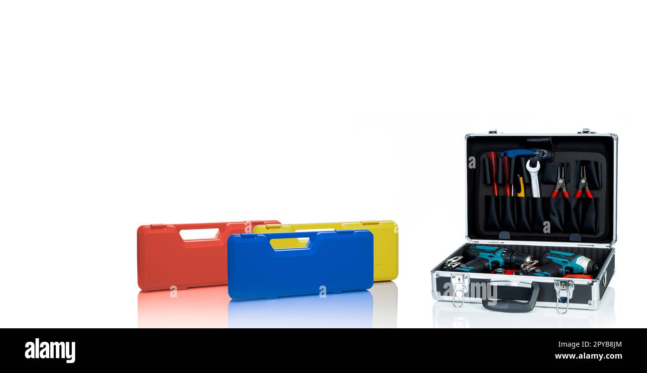 Toolbox isolé sur fond blanc. Boîte à outils avec outils. Pinces, clé ou clé, tournevis, cutter et perceuse sans fil dans la mallette à outils. Outils à main mécaniques. Boîte à outils bleue, orange et jaune. Banque D'Images