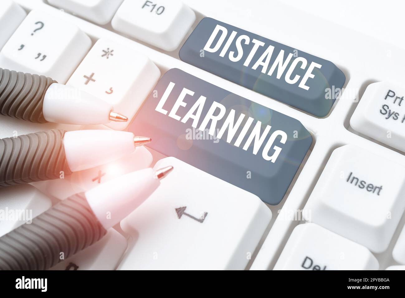 Affiche textuelle indiquant l'apprentissage à distance. Mot pour les conférences éducatives diffusées à distance sur Internet Banque D'Images