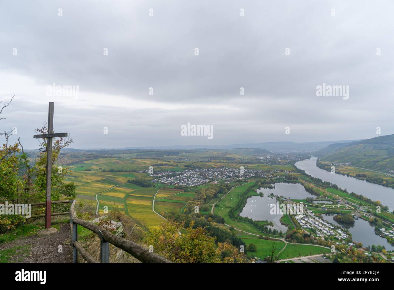 Vue sur la Moselle avec la croix au Kumer Kuppchen Banque D'Images