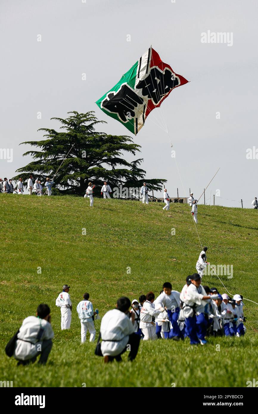 3 mai 2023, Saitama, Japon: Les participants volent un énorme cerf-volant pendant le festival du cerf-volant géant dans la ville de Kasukabe. Les participants ont volé d'énormes cerfs-volants dans la prière pour une récolte abondante de leur élevage de vers à soie. Les deux cerfs-volants les plus géants pèsent 800 kg (le même poids qu'une petite voiture) et sont de 11 mètres de large par 15 mètres de haut. La célébration a eu lieu chaque année depuis 1841, sauf lors de la pandémie COVID-19. Cela a commencé quand un moine bouddhiste en visite a informé les habitants qu'un cerf-volant a été envoyé pour prier pour une récolte abondante de vers-soie. Le festival annuel a lieu cette année de 3 mai à Ma Banque D'Images