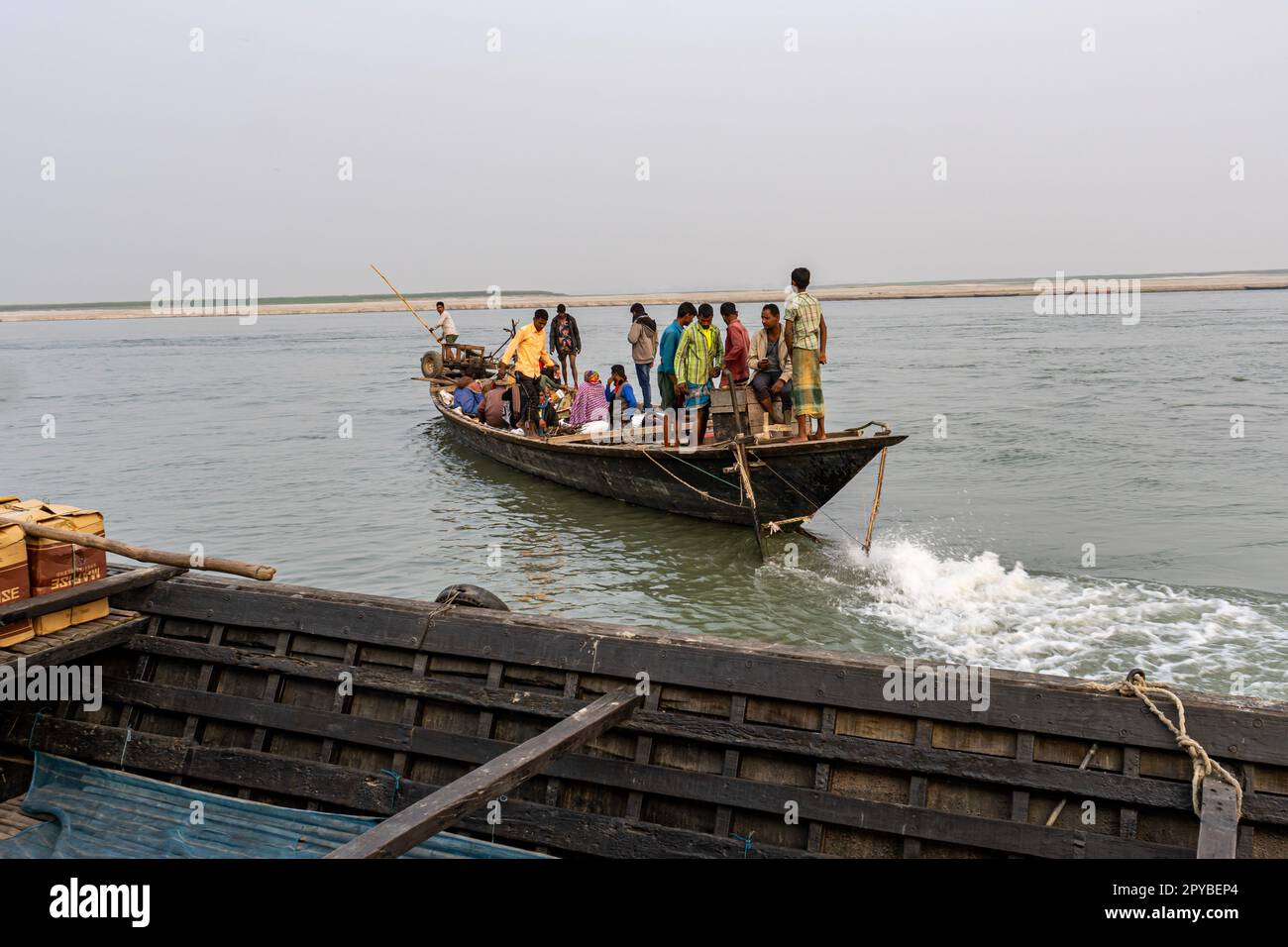 Gaibandha, Babgladech-23 janvier 2022-certains vont à la maison par le bateau en bois dans la rivière jamuna avec moteur en marche Banque D'Images