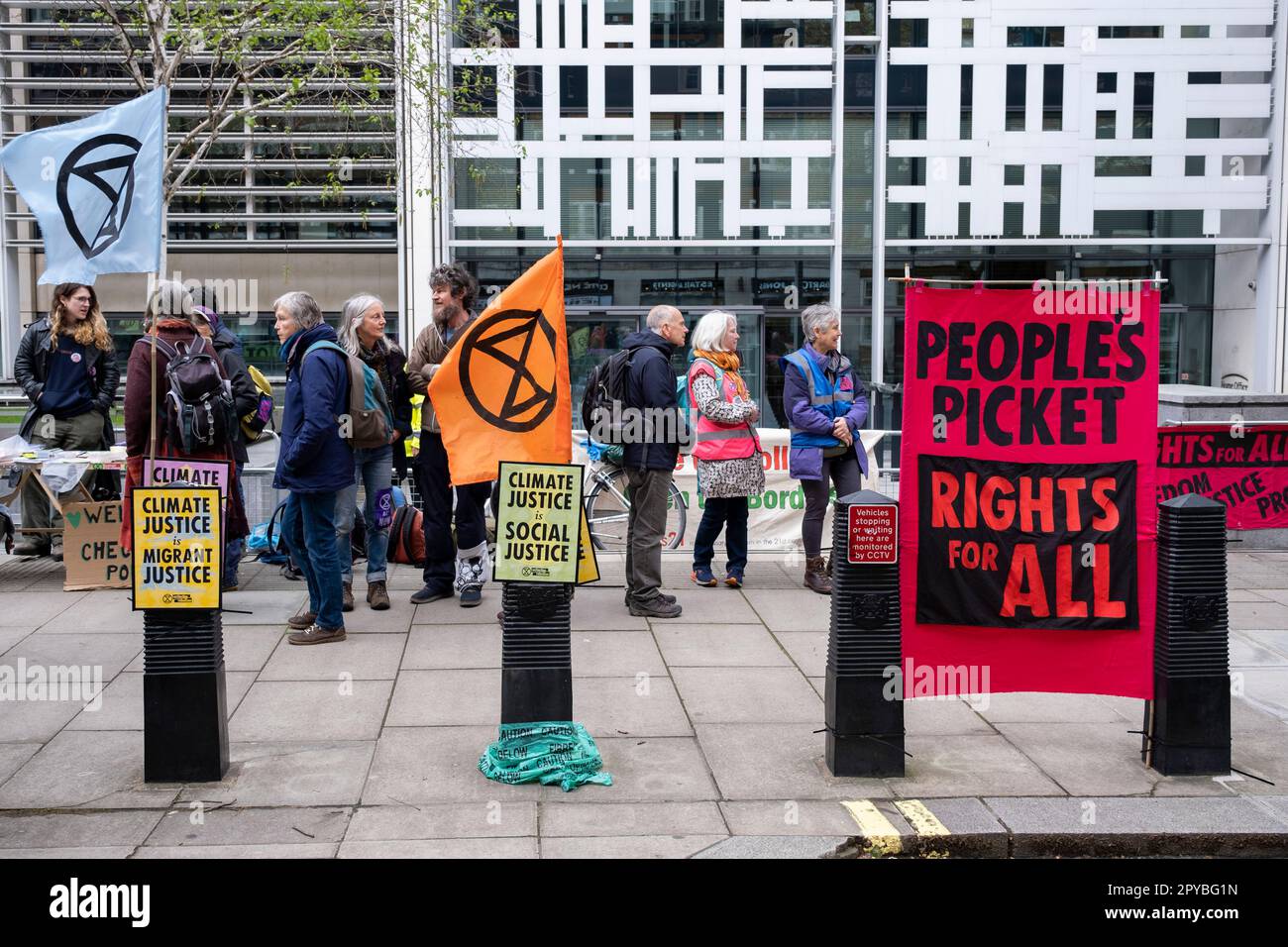 Des manifestants de la rébellion de l’extinction du groupe environnemental sur un “piquet du peuple” devant le Home Office, dans le cadre d’une manifestation non perturbatrice “The Big One” à Westminster le 24th avril 2023 à Londres, au Royaume-Uni. Extinction la rébellion est un groupe de changement climatique créé en 2018 et a gagné une énorme suite de personnes engagées dans des manifestations pacifiques. Ces manifestations soulignent que le gouvernement ne fait pas assez pour éviter un changement climatique catastrophique et pour exiger que le gouvernement prenne des mesures radicales pour sauver la planète. Banque D'Images