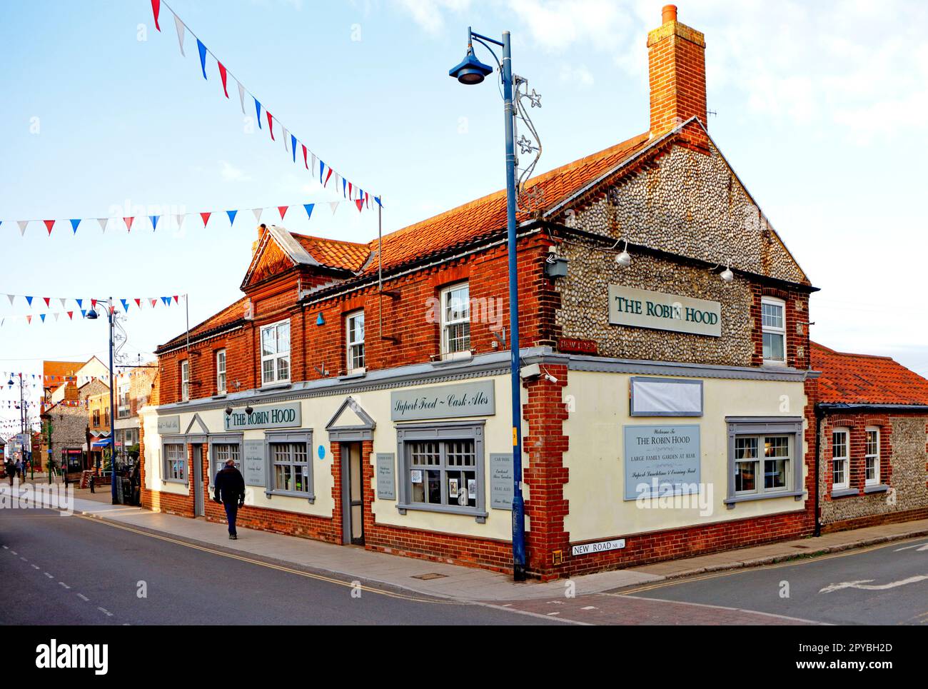 Vue sur la taverne Robin Hood qui sert de la nourriture et des boissons dans la station balnéaire de Sheringham, Norfolk, Angleterre, Royaume-Uni. Banque D'Images