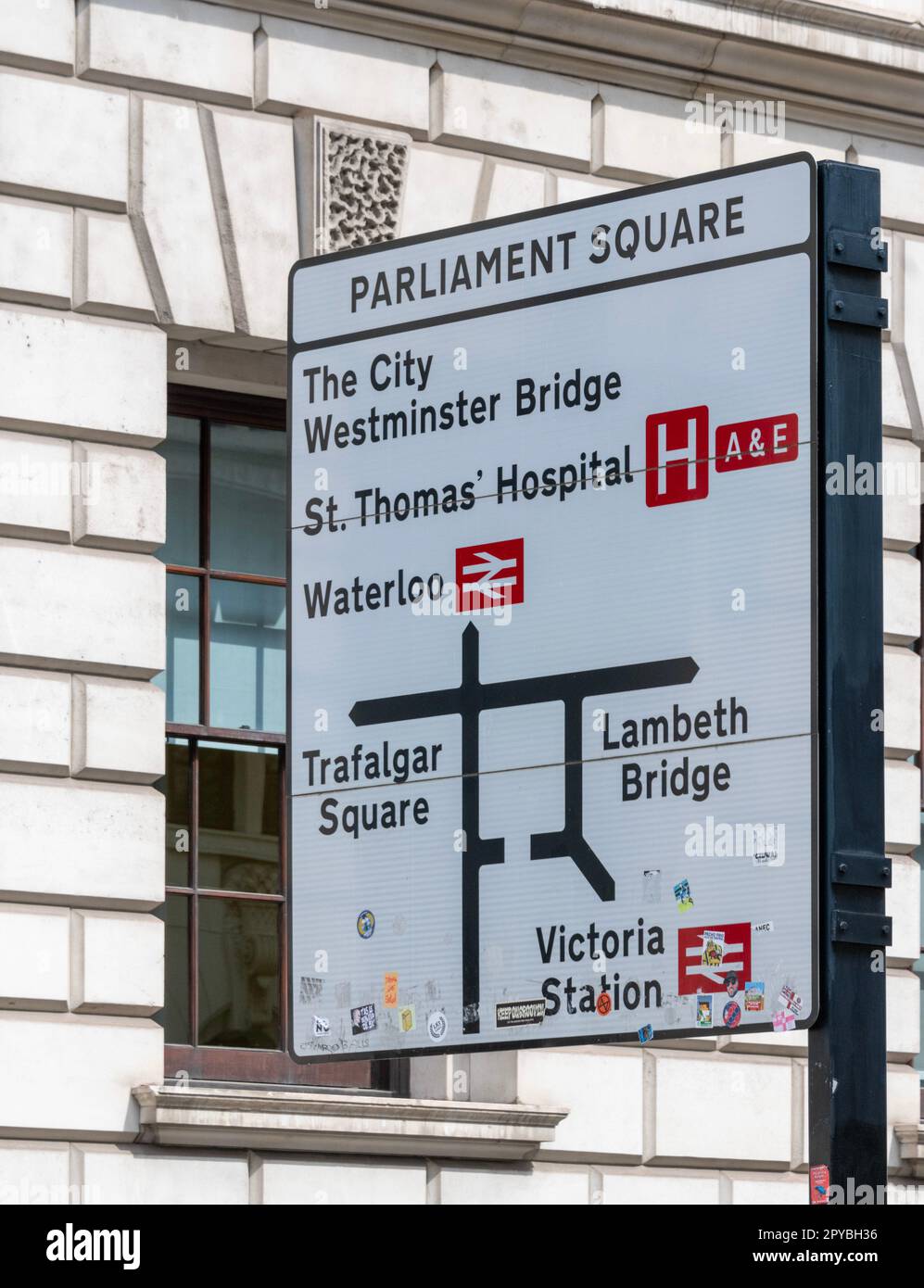 Parliament Square, panneau indiquant Londres et indiquant les directions vers Westminster Bridge, Waterloo, St. Thomas's Hospital, Trafalgar Square, Lambeth et Victoria Banque D'Images