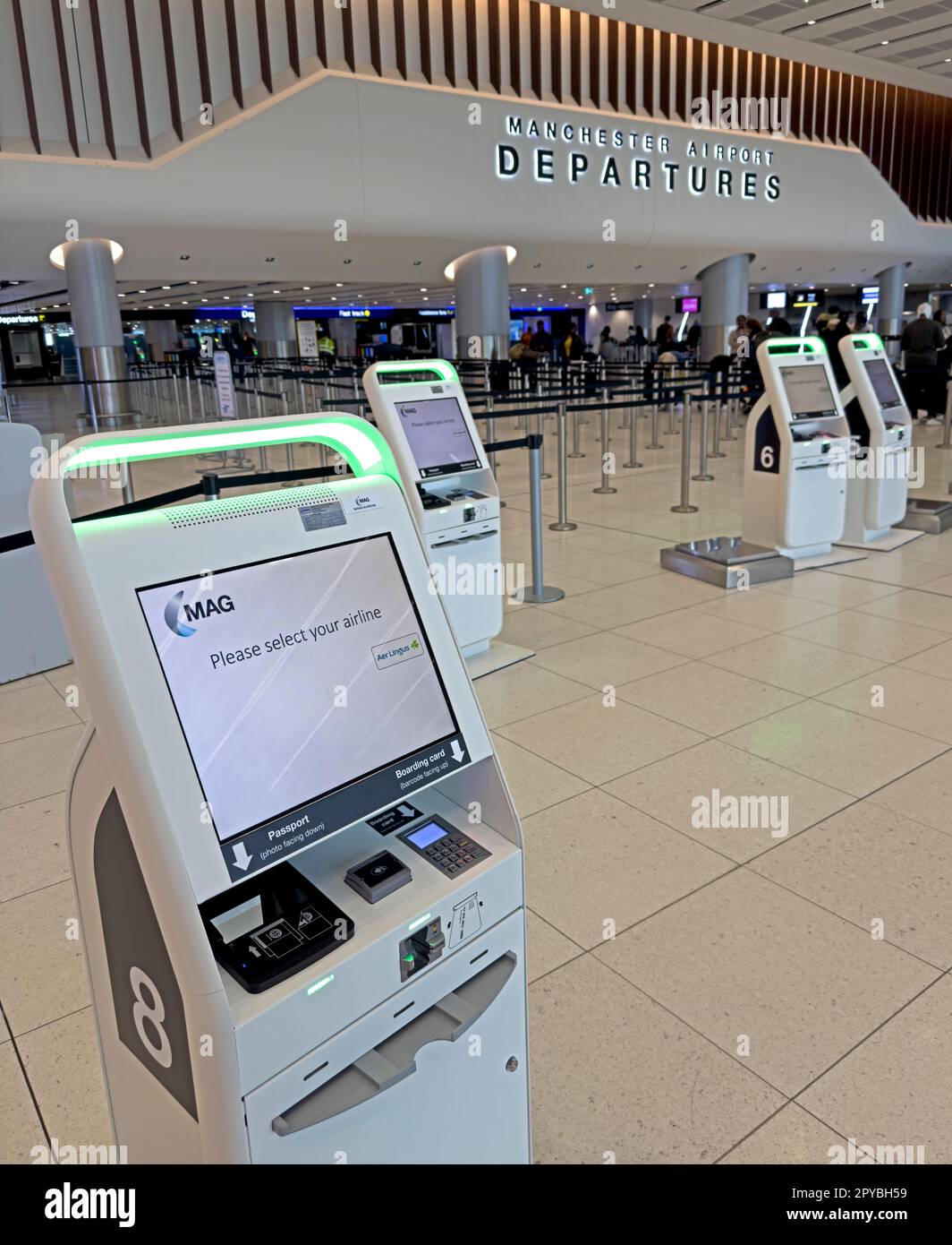 Machines d'enregistrement, départs d'Aer Lingus à l'aéroport international de Manchester, terminal 2, Angleterre, Royaume-Uni, M90 1QX Banque D'Images
