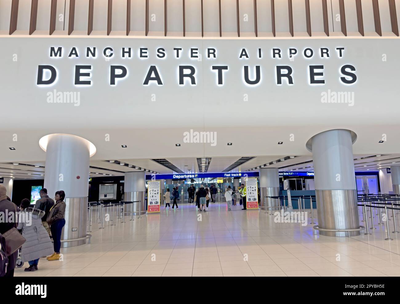 Entrée des départs de l'aéroport de Manchester illustrant les frais de dépose accrus des aéroports et le coût croissant des voyages de vacances au Royaume-Uni. M90 1QX Banque D'Images