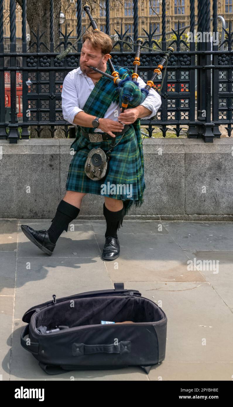 Piper jouant des cornemuses traditionnelles, Westminster, Londres, Royaume-Uni 30th avril 2023 Banque D'Images