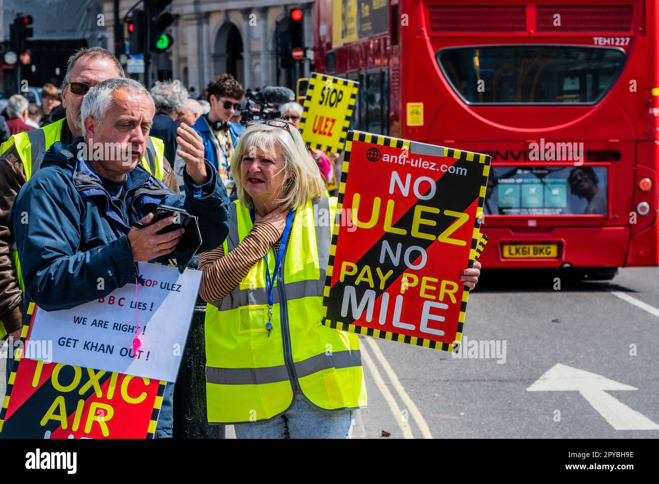 Londres, Royaume-Uni. 3rd mai 2023. Un arrêt de la manifestation ULEZ (zone à très faible émission) et anti Sadiq Khan (maire de Londres) à Trafalgar Square. Crédit : Guy Bell/Alay Live News Banque D'Images