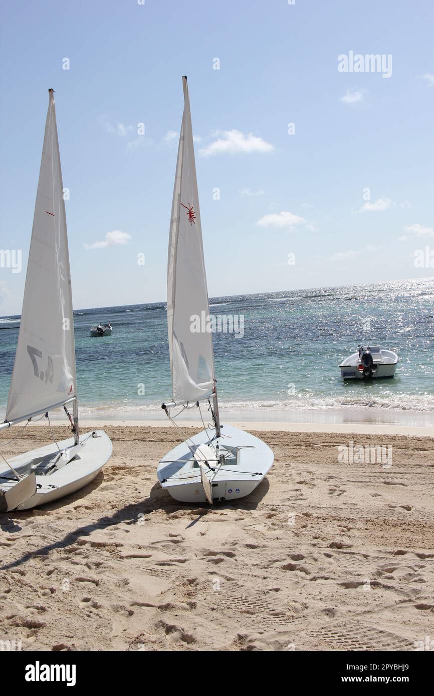 bateaux à voile sur la plage Banque D'Images