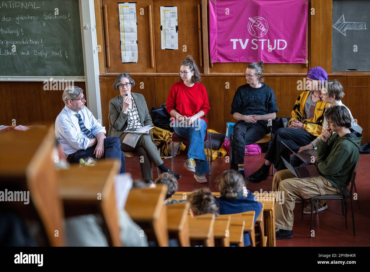 03 mai 2023, Berlin: Niels Helle-Meyer (l), vice-président du budget, des ressources humaines et de la technologie à Humboldt-Universität Berlin, et Julia von Blumenthal (2nd de gauche), présidente de Humboldt-Universität Berlin, parlent aux occupants du hall Emil Fischer. Depuis mardi, une salle de conférence à l'Université Humboldt a été occupée par l'alliance climatique "End Fossil: Occuper". L'occupation d'une salle de conférence à l'Université Humboldt de Berlin par des activistes du climat a affecté l'enseignement mercredi. (À dpa: 'L'occupation de la salle de conférence à l'Université Humboldt affecte l'enseignement') photo: Hannes P Banque D'Images