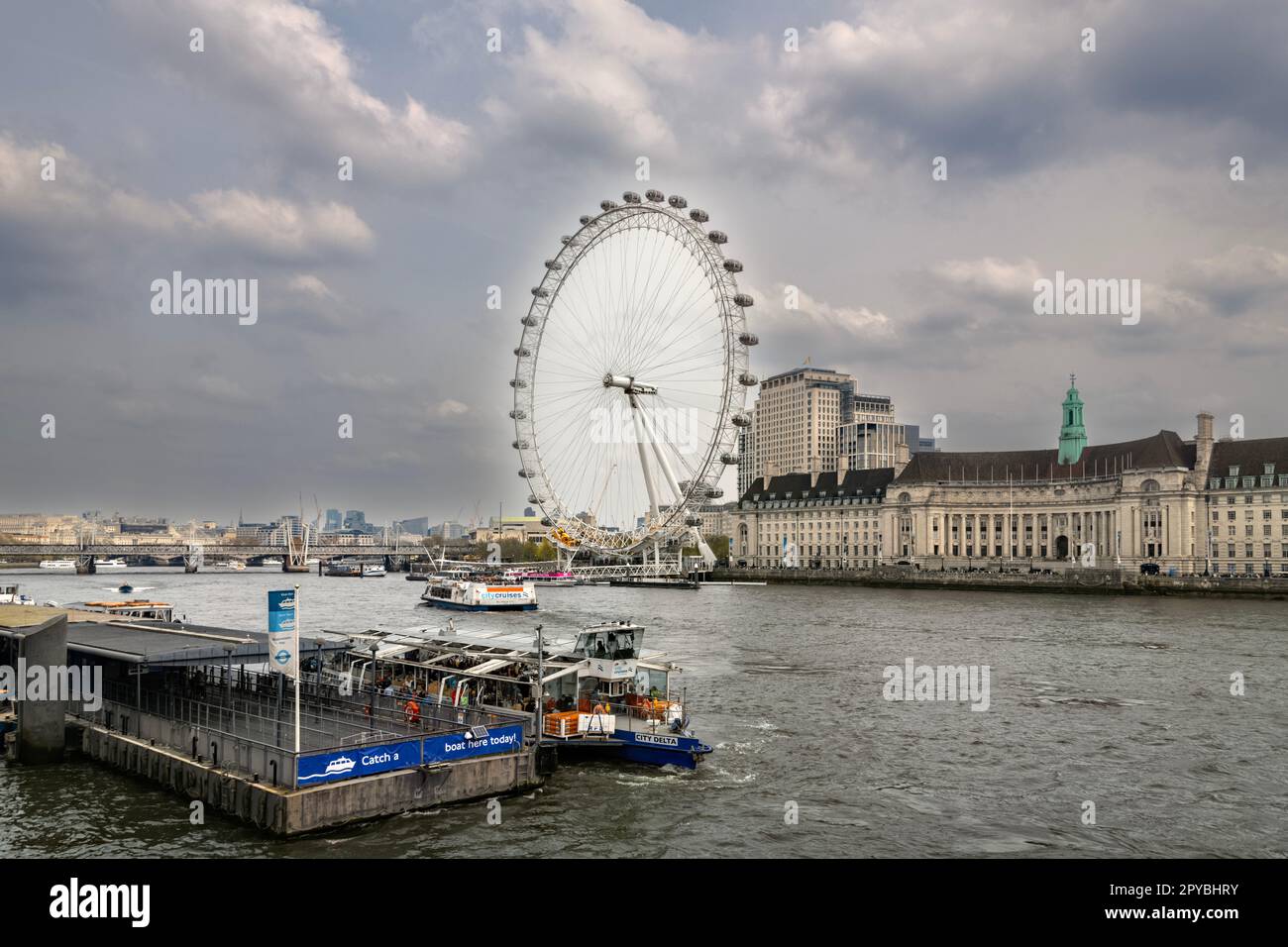 The London Eye and City Hall, Londres, Royaume-Uni, vu depuis le pont et le quai Wesminster 30th avril 2023 Banque D'Images