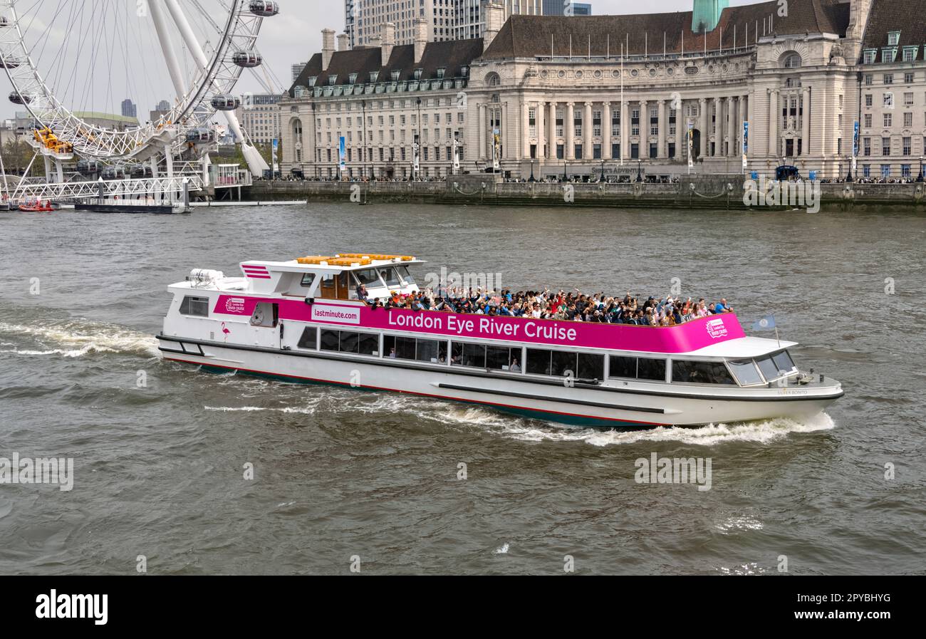 Croisière London Eye River Pleasure Boat avec London Eye en arrière-plan, 30th avril 2023. Les touristes se sont mis en route vers les gens sur le pont de Westminster Banque D'Images