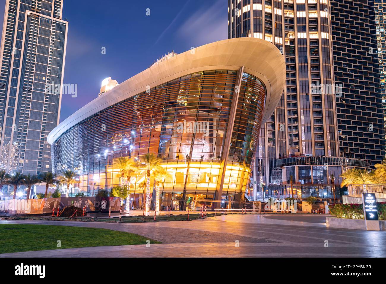 18 janvier 2023, Dubaï, Émirats Arabes Unis : Opéra illuminé dans le centre-ville de Dubaï la nuit Banque D'Images