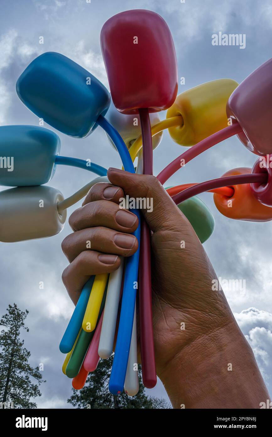 Bouquet de tulipes de Jeff Koons, la sculpture métallique en hommage aux victimes des attentats de Paris du 2015 novembre en gros plan. Paris, France 25 mars 2023. Banque D'Images