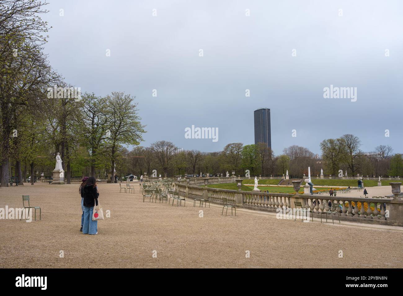 Les jardins du Luxembourg au printemps avec la Tour Montparnasse en arrière-plan. Paris, France. 24 mars 2023. Banque D'Images