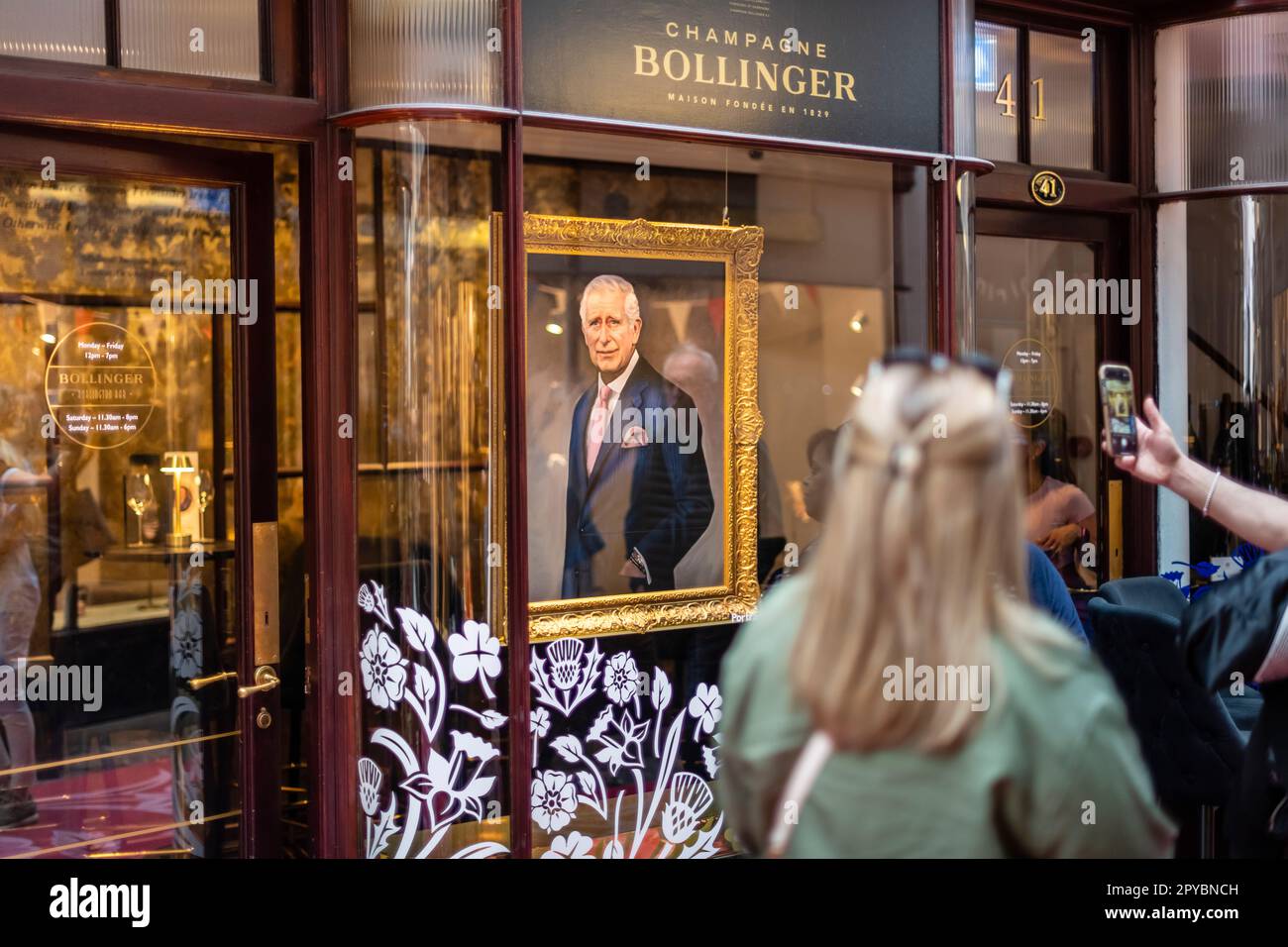 Portrait du Prince Charles dans la vitrine Champagne Bollinger Burlington Arcade, décoration avant que Charles soit mon roi Banque D'Images