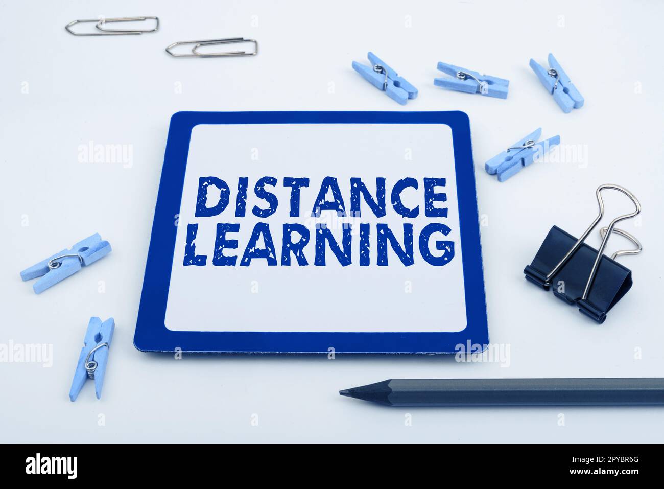 Affiche textuelle indiquant l'apprentissage à distance. Mot pour les conférences éducatives diffusées à distance sur Internet Banque D'Images