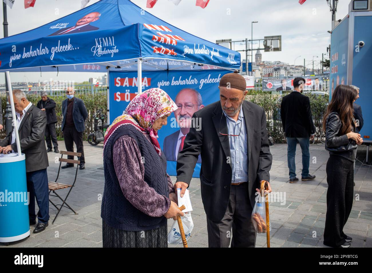 3 mai 2023: Les volontaires du Parti républicain du peuple, CHP, distribuent des tracts à un kiosque électoral pour Kemal Kilicdaroglu, candidat à la présidence et chef du Parti républicain du peuple, à Istanbul, Turquie, sur 3 mai 2023. L'élection présidentielle turque est prévue pour 14 mai. (Credit image: © Tolga Ildun/ZUMA Press Wire) USAGE ÉDITORIAL SEULEMENT! Non destiné À un usage commercial ! Banque D'Images