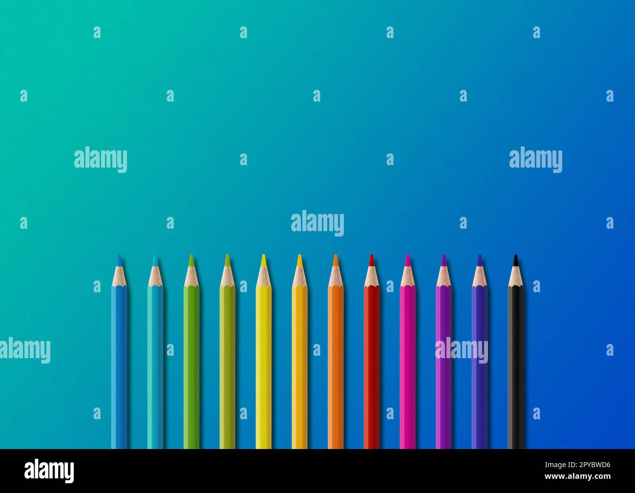 Groupe de crayons colorés isolé sur bleu. Arrière-plan horizontal Banque D'Images