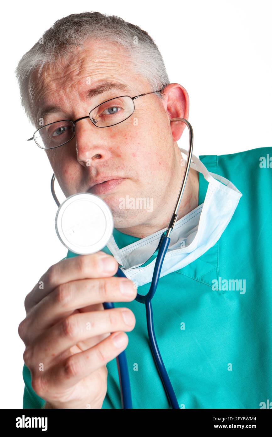 Professionnels de la santé : chirurgien cardiaque. Un médecin en exfoliant en se faisant passer par son stéthoscope. D'une série d'images apparentées isolées sur blanc. Banque D'Images