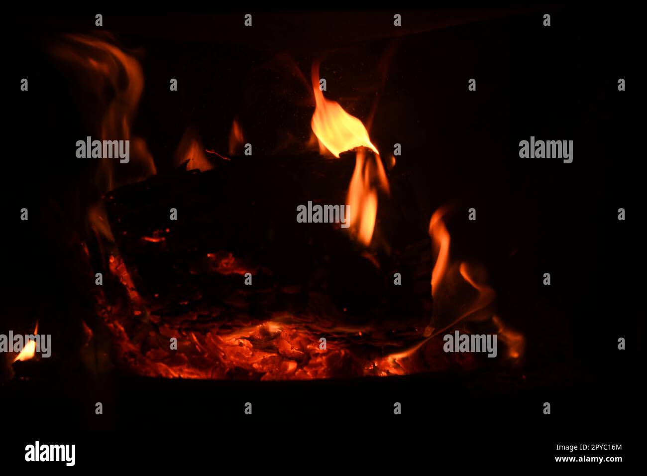 Feu de bois chaleureux et réchauffant dans la cheminée, dans la province d'Alicante, en Espagne Banque D'Images
