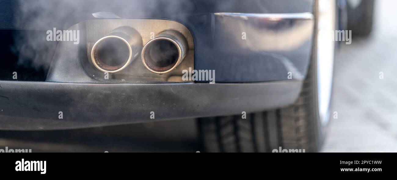 fumée de l'échappement d'une voiture avec un moteur à essence Banque D'Images