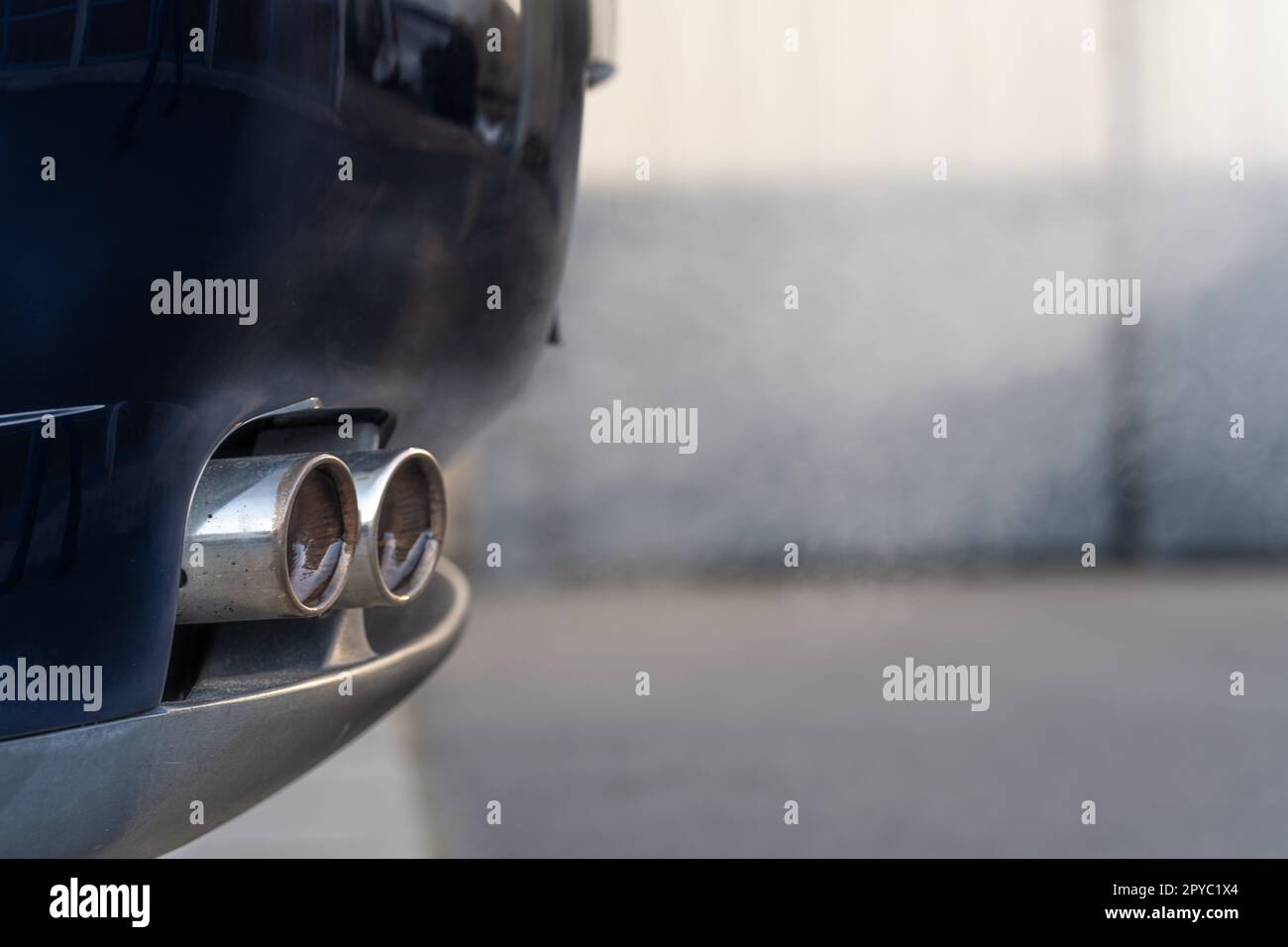 fumée de l'échappement d'une voiture avec un moteur à essence Banque D'Images