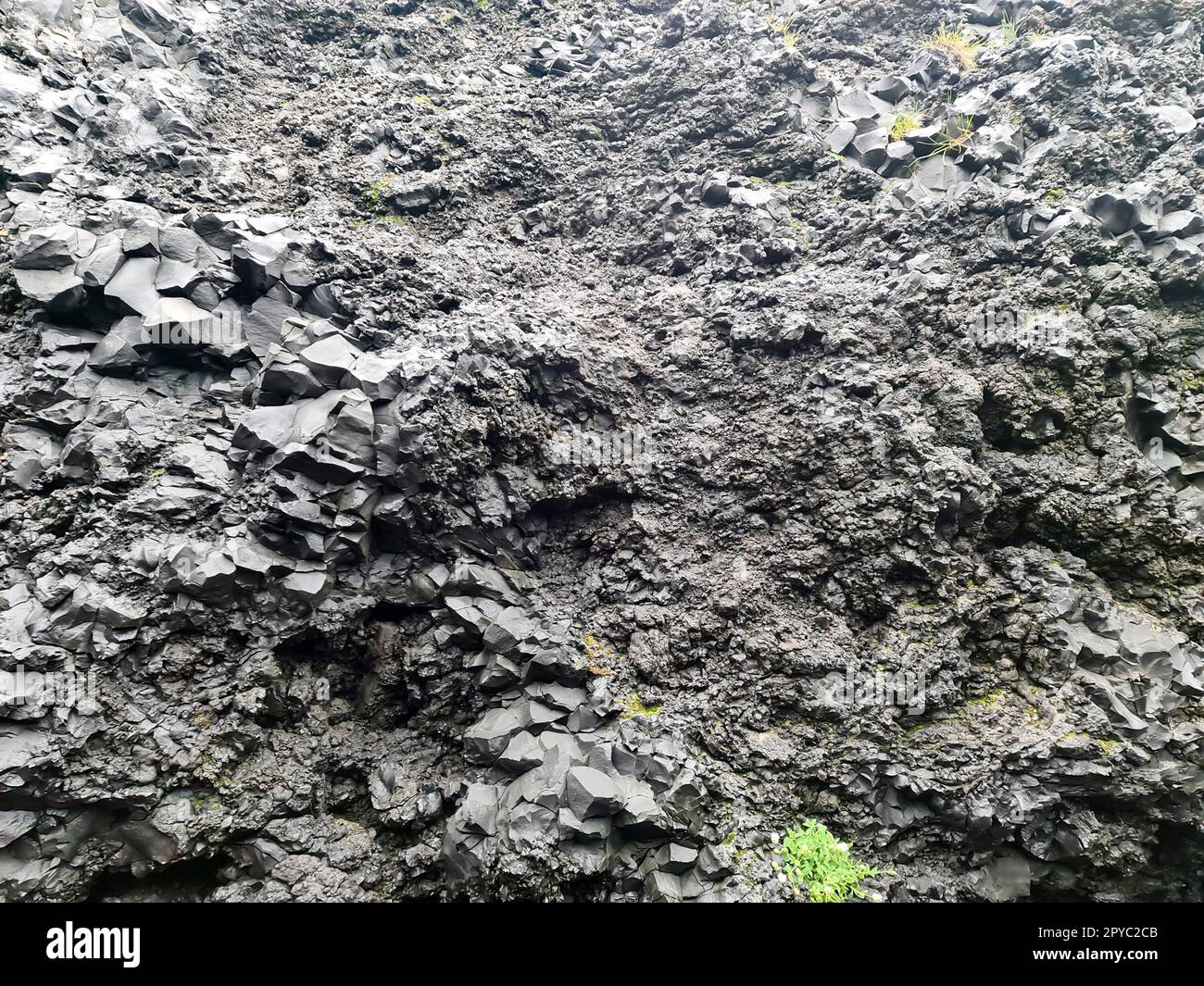 Incroyable basalte structures de roche à l'infini Black Beach de l'Islande. Banque D'Images