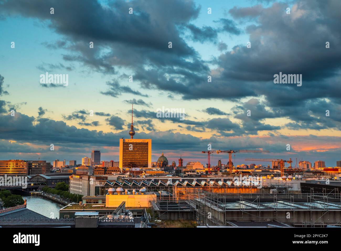 Vue nocturne sur les gratte-ciel de Berlin en Allemagne Banque D'Images