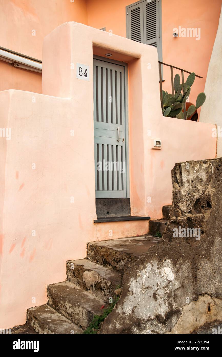 Maisons colorées et petites rues étroites sur l'île de Procida, Italie. Banque D'Images