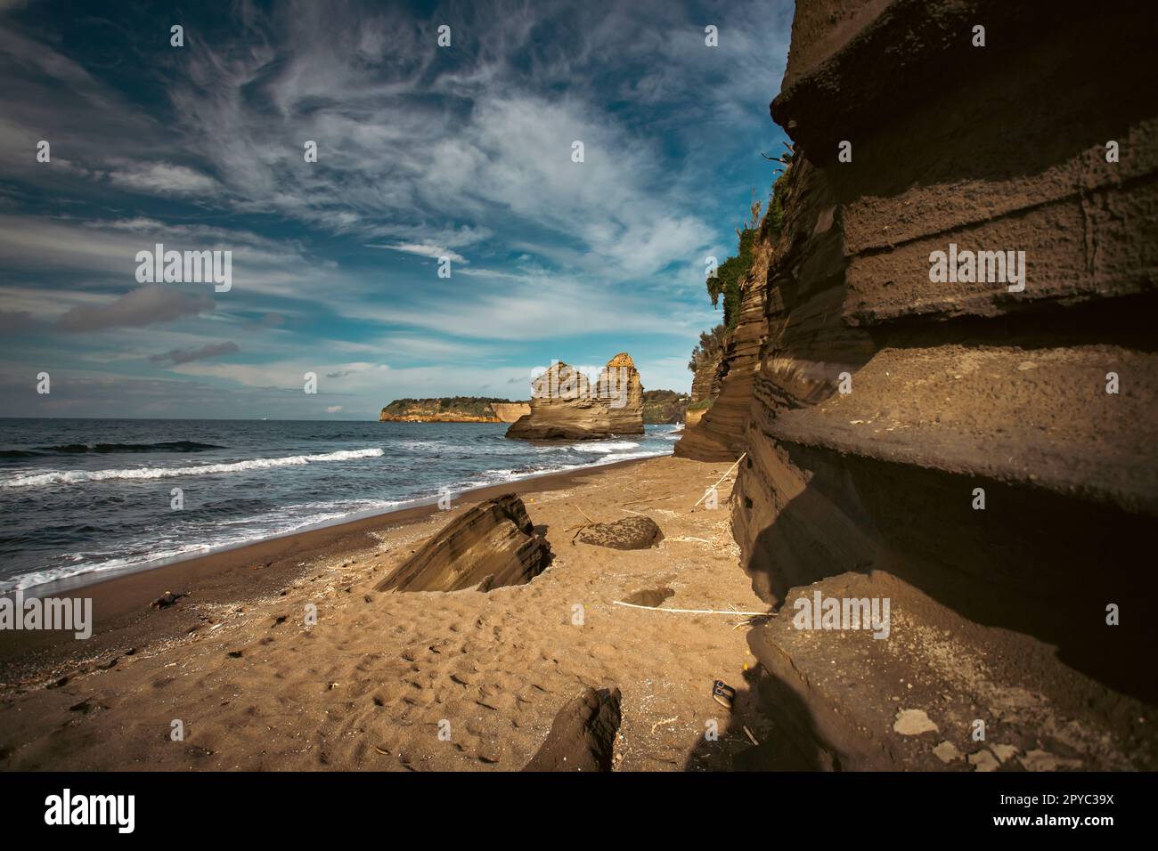 Formations rocheuses sur la plage, île de Procida, Italie Banque D'Images