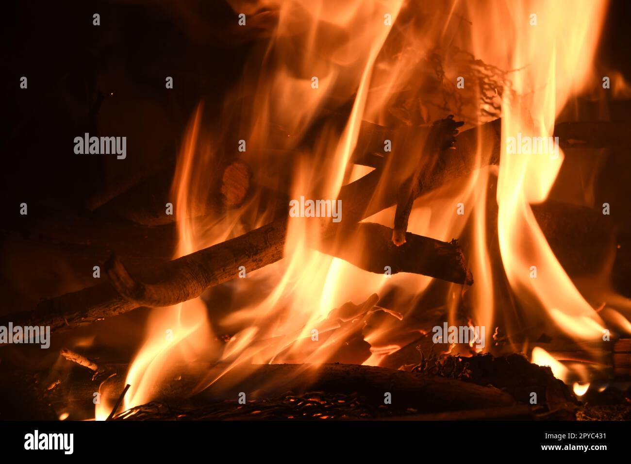 Feu de bois chaleureux et réchauffant dans la cheminée, dans la province d'Alicante, en Espagne Banque D'Images