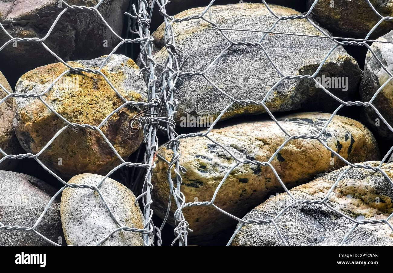 Pierres rochers épinglés derrière un filet au Mexique. Banque D'Images