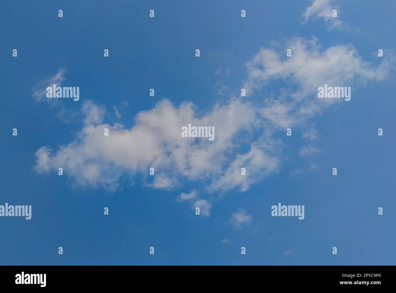 Ciel bleu lumineux paysage saisonnier de fond de ciel avec lucarne Banque D'Images