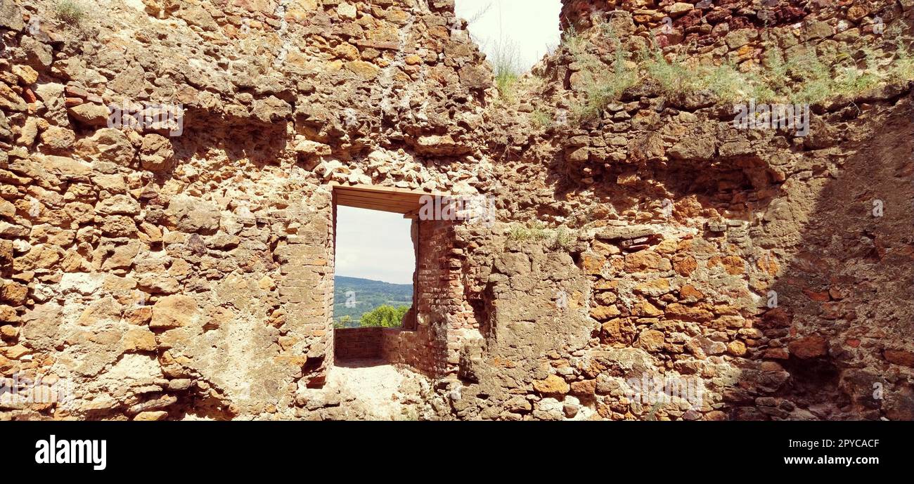 Ruines d'une ancienne forteresse à Vrdnik, Sremska Mitrovica, Voïvodine, Serbie. Anciens murs en pierre avec chaînes de montagnes en arrière-plan. Sites touristiques. Embrasure ou fenêtre pour l'observation et la défense Banque D'Images