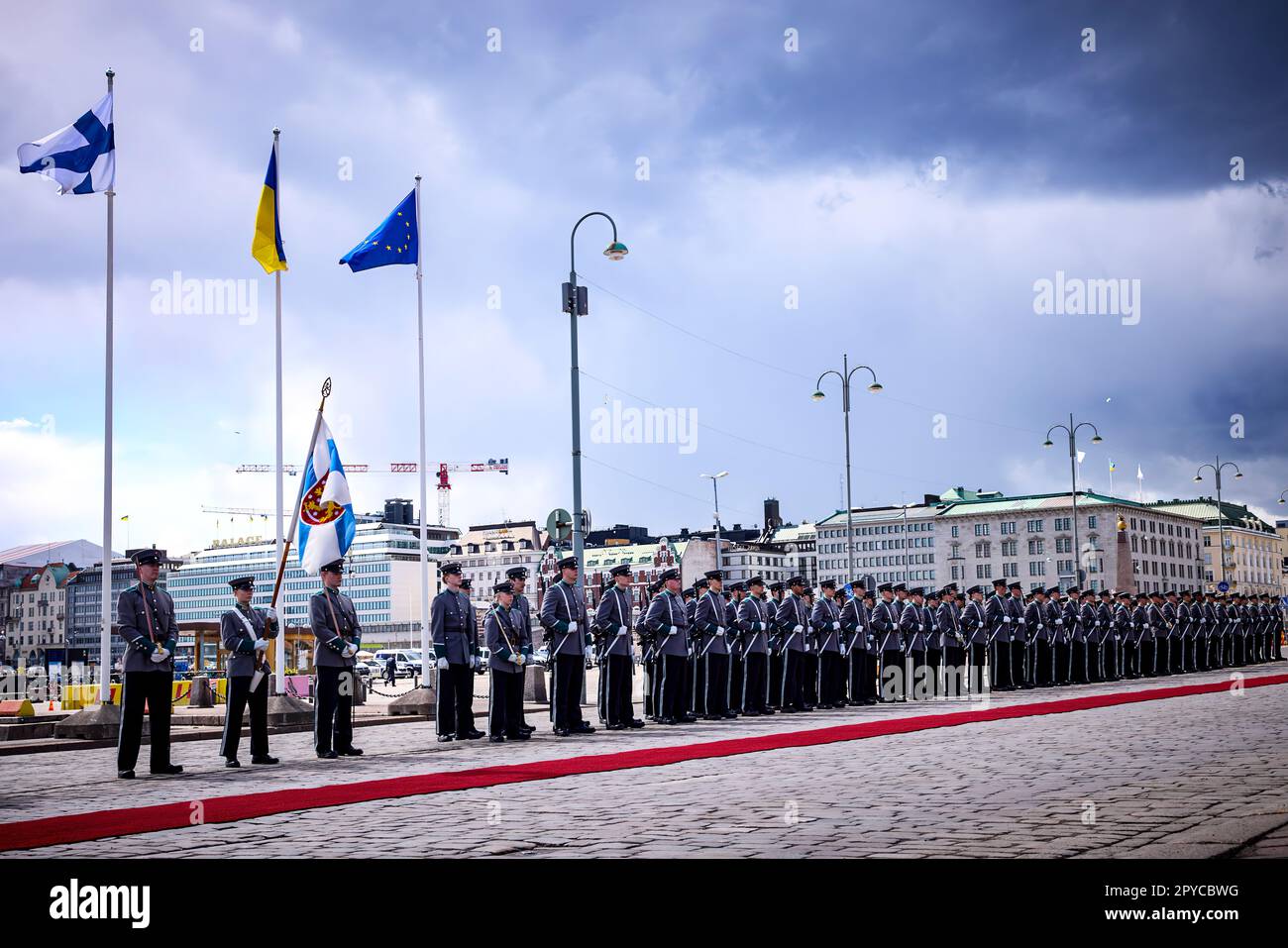 Lors de leur réunion à Helsinki, le 3 mai 2023, les Présidents de la Finlande et de l'Ukraine et les premiers Ministres du Danemark, de l'Islande, de la Norvège et de la Suède ont fait la déclaration suivante. Les dirigeants de l’Ukraine et des cinq pays nordiques ont réitéré leur condamnation sans équivoque de la guerre d’agression menée par la Russie contre l’Ukraine. L'Ukraine a fait preuve d'une détermination remarquable dans l'exercice de son droit inhérent à l'autodéfense contre cette attaque non provoquée et injustifiée. La Russie doit retirer immédiatement, complètement et sans condition toutes ses forces militaires. Banque D'Images