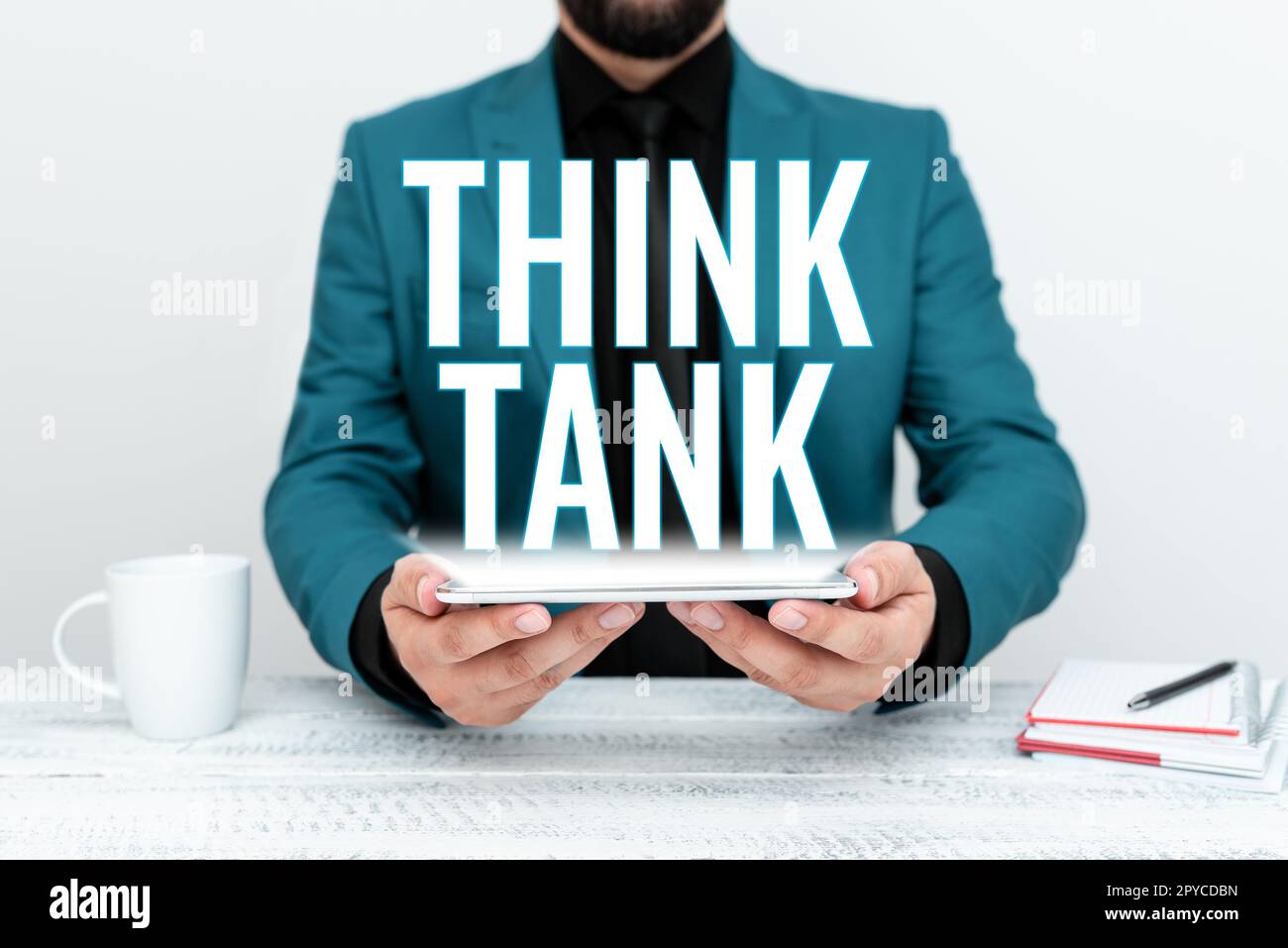 Affiche montrant Think Tank. Mot écrit sur la pensée de solutions innovantes précieuses idées réussies Banque D'Images