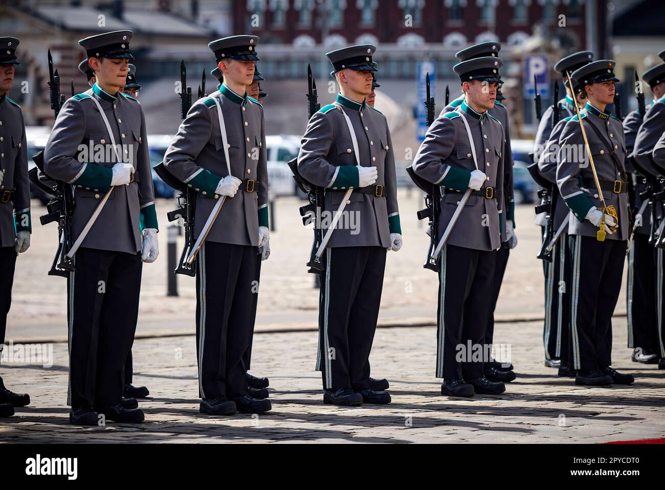 Lors de leur réunion à Helsinki, le 3 mai 2023, les Présidents de la Finlande et de l'Ukraine et les premiers Ministres du Danemark, de l'Islande, de la Norvège et de la Suède ont fait la déclaration suivante. Les dirigeants de l’Ukraine et des cinq pays nordiques ont réitéré leur condamnation sans équivoque de la guerre d’agression menée par la Russie contre l’Ukraine. L'Ukraine a fait preuve d'une détermination remarquable dans l'exercice de son droit inhérent à l'autodéfense contre cette attaque non provoquée et injustifiée. La Russie doit retirer immédiatement, complètement et sans condition toutes ses forces militaires. Banque D'Images